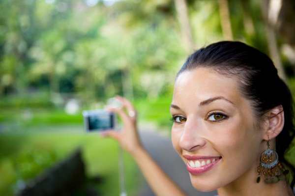 woman-with-point-shoot-camera